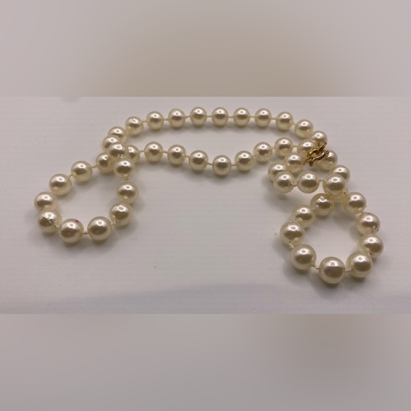 Shorter Vintage Strand of Pearls (G) - Picture 3 of 4